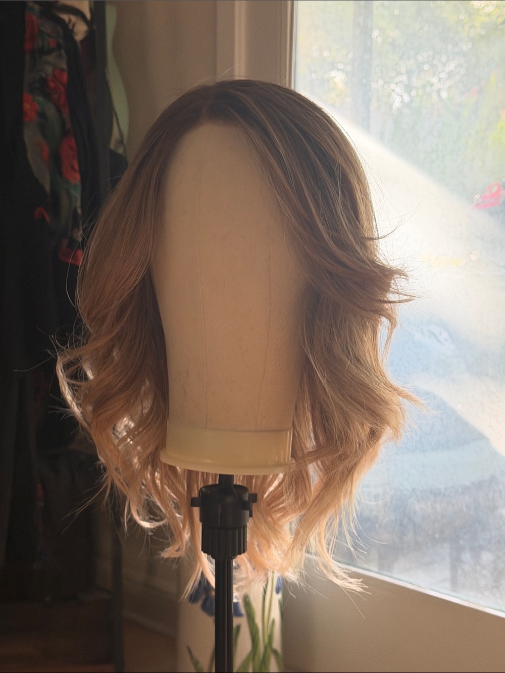 Shoulder-Length Wavy Synthetic Wig in Light Brown to apricot Ombre